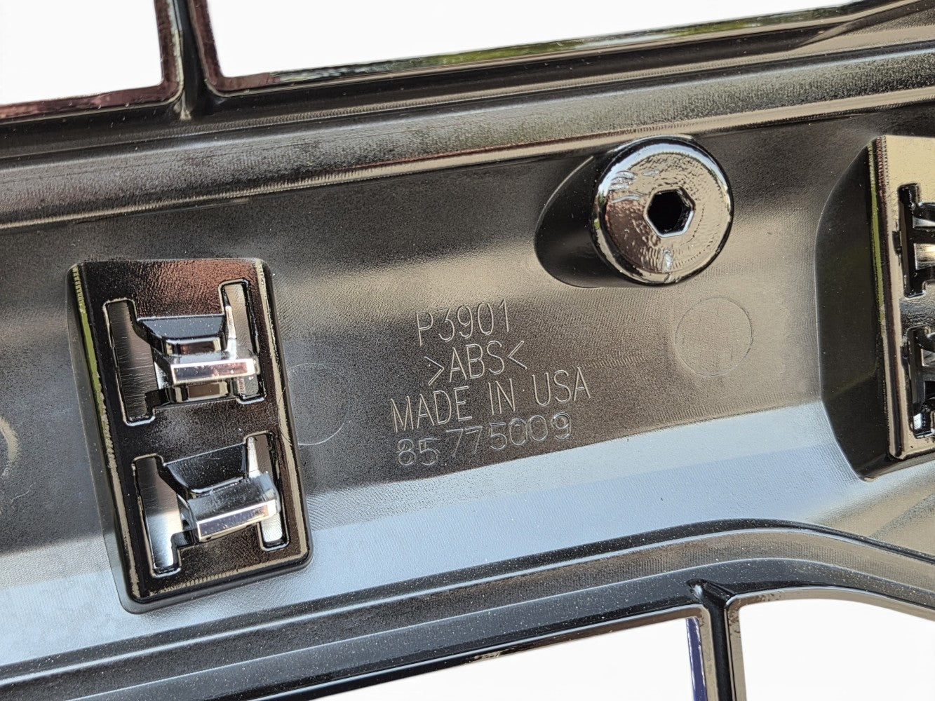 Send it Auto Parts OEM GM grille assembly part number 85775009 showing ABS plastic construction and mounting clips