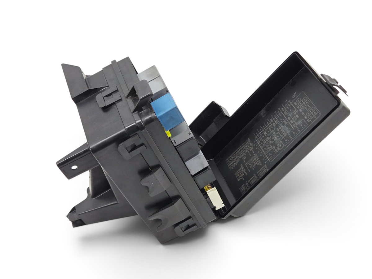 Send it Auto Parts OEM black fuse junction box with lid for 2005-2007 Chevrolet Corvette C6