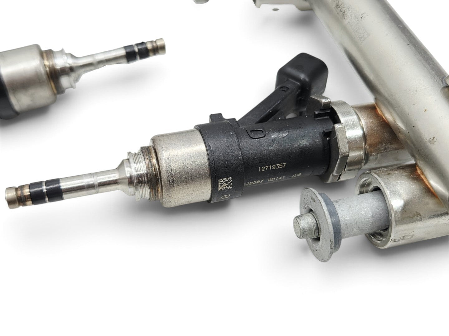 Send it Auto Parts OEM fuel rails and 6mm tip fuel injectors for GM 6.2L and 6.6L Gen V engines