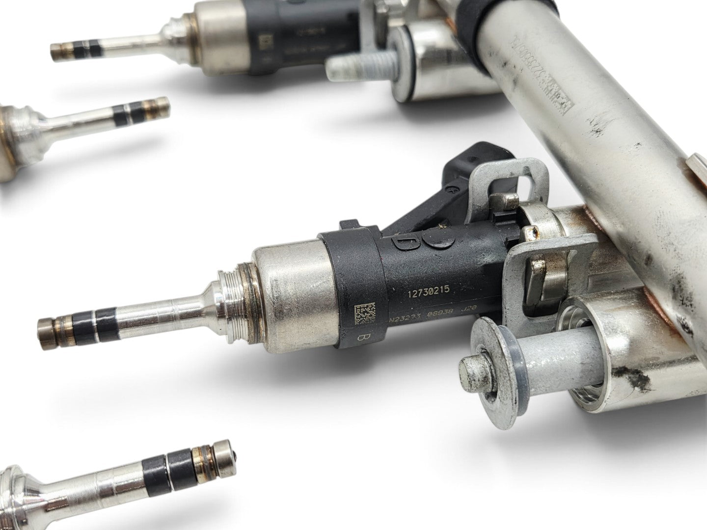 Send it Auto Parts OEM fuel rails and 6mm tip fuel injectors for GM 6.2L and 6.6L Gen V L87 L8T engines.
